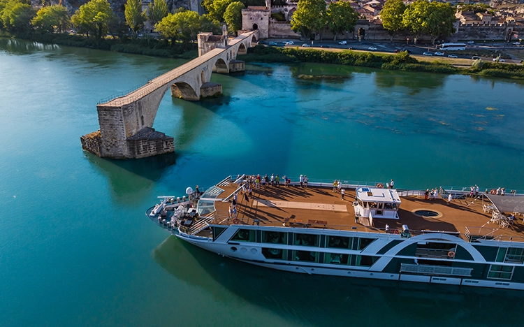 Flusskreuzfahrtschiff AMADEUS Provence auf dem Fluss