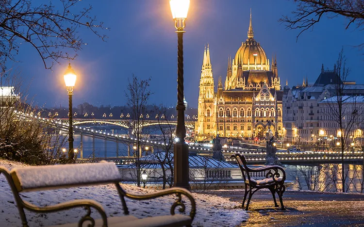 Parlament in Budapest bei Nacht im Winter