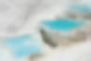 Kalkterrassen und türkisfarbene Thermalbecken in Pamukkale, Türkei
