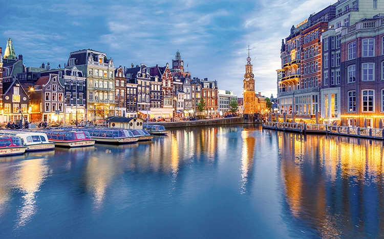 Half Moon Bridge im nächtlichen Amsterdam