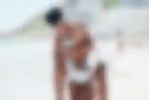Zwei Personen verbringen gemeinsam Zeit am Strand und genießen einen Urlaubstag auf Mykonos