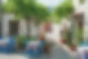 Traditionelles griechisches Dorf mit Tavernen unter Weinreben