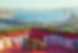 Panorama von Istanbul am Bosporus mit Moschee, Fähren und Blick über die historische Altstadt