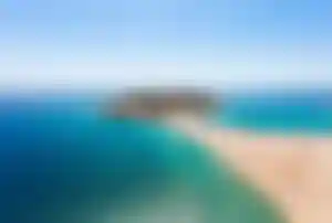 Prasonisi auf Rhodos mit Sandzunge zwischen Ägäis und Mittelmeer sowie türkisblauem Wasser auf beiden Seiten