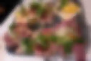 Dänisches Smørrebrød – traditionelles Essen in Kopenhagen Typisches Smørrebrød in Kopenhagen mit Fleisch, Fisch und frischen Beilagen