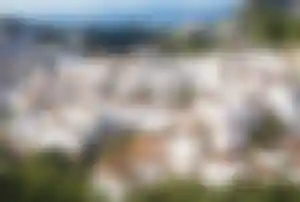 Weißes Bergdorf in Andalusien mit traditionellen Häusern und mediterraner Landschaft in Spanien