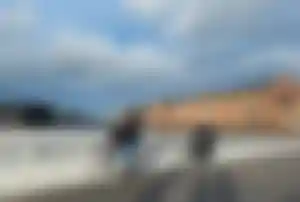 Fahrradfahren in Kopenhagen – typische Fortbewegung in der Stadt Radfahrer auf Brücke in Kopenhagen entlang des Hafens mit Fahrradwegen