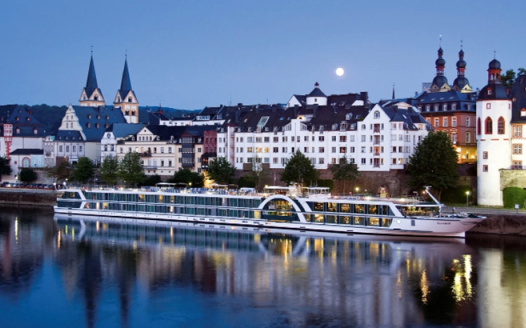 AMADEUS Elegant am Abend angelegt