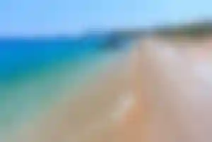 Türkische Riviera Küste der türkischen Riviera mit Kiesstrand, türkisblauem Meer und Booten nahe Tekirova