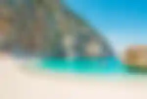 Türkisblaues Meer und helle Sandbucht in Sardinien – Cala Mariolu in Italien