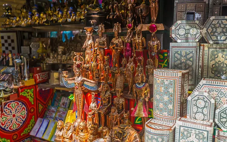 Bunter Straßenmarkt in Kairo mit kunstvollen Metallfiguren, Souvenirs und dekorativ verzierten Schmuckkästchen.