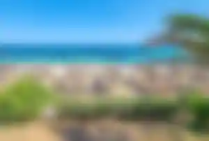 Strand von Hammamet mit Sonnenschirmen und Blick auf das türkisfarbene Meer