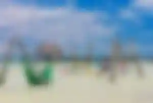 Bunte Hängematten im flachen Wasser auf Isla Holbox in Mexiko