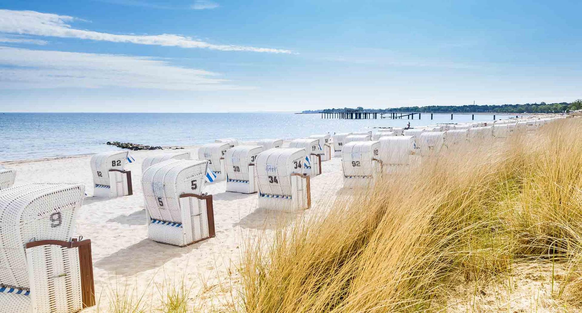 Ostsee mit den typischen Strandkoerben