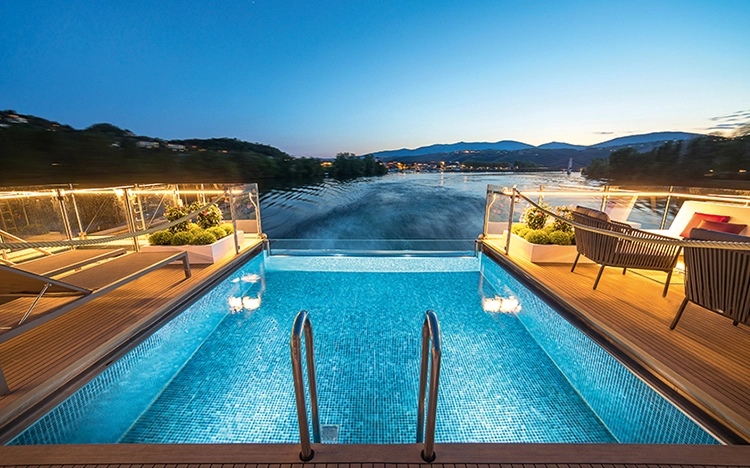 Pool des Flusskreuzfahrtschiff AMADEUS Provence