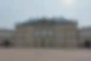 Amalienborg Schloss in Kopenhagen – königliche Residenz der dänischen Königsfamilie Schloss Amalienborg in Kopenhagen mit Platz und königlicher Residenz im Zentrum