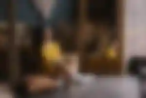 Person liest entspannt in einem stilvollen Boho Hotel mit natürlichen Materialien und gemütlichem Design