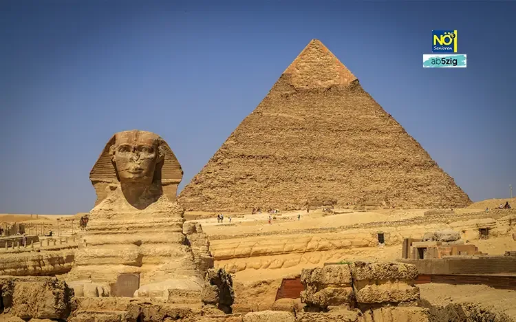 Die Große Sphinx und die Cheops-Pyramide in der Wüste von Gizeh unter klarem Himmel.