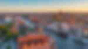 Panoramablick auf die Hansestadt Danzig mit historischen Backsteingebäuden, Hafenkanal und Kirchen im Abendlicht