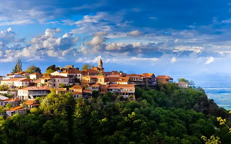 Die Stadt Sighnaghi auf einem Hügel mit traditionellen Häusern und weitem Blick über die Weinregion Kachetien.