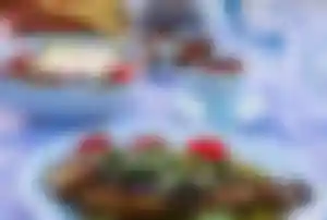Griechisches Essen am Meer mit gegrilltem Fisch und Salat auf griechischer Insel
