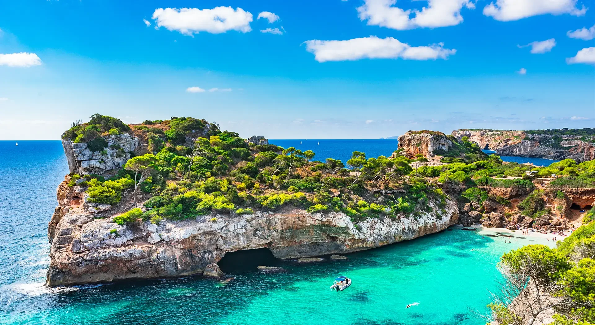 Türkisfarbene Badebucht auf Mallorca mit Felsküste und kristallklarem Meer