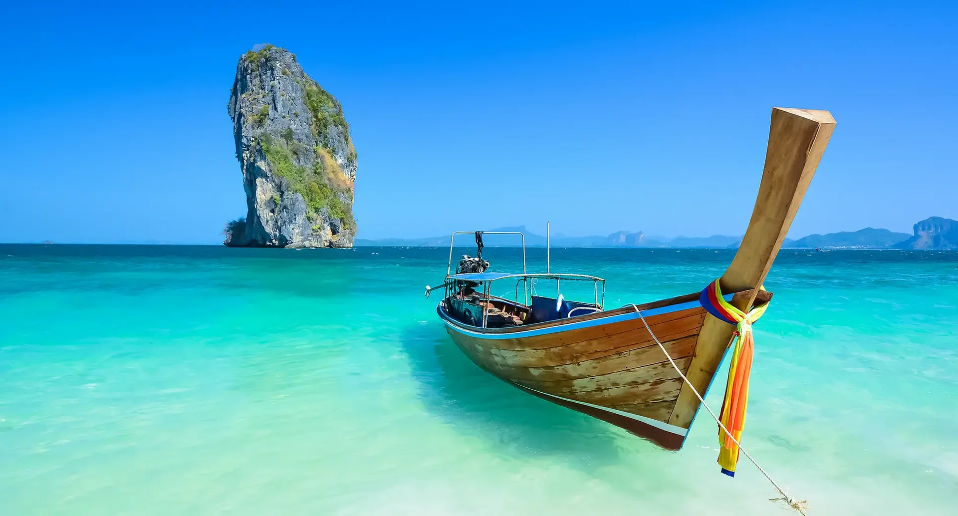 Longtail-Boot am türkisblauen Strand in Thailand – Thailand All Inclusive Urlaub