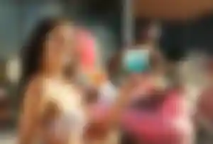Poolparty mit Cocktails und sommerlicher Atmosphäre als Teil eines Partyurlaubs