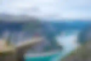 Felsformation Trolltunga mit Blick auf Fjordlandschaft in Norwegen
