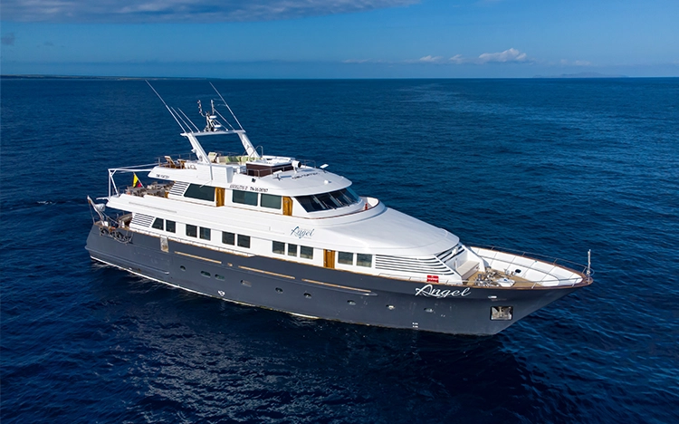 Motoryacht Galapagos Angel auf dem blauen Meer