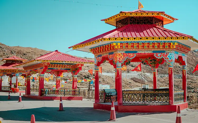 Traditionelle bunt verzierte Pavillons in Gangtok, Sikkim, vor bergiger Landschaft