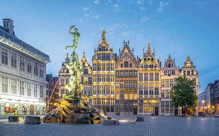 Antwerpen Grote Markt bei Dämmerung