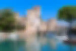 Scaligerburg in Sirmione am Gardasee – historische Festung am Wasser