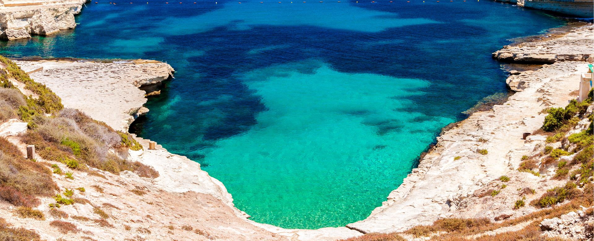 St Peters Pool auf Malta, mit türkis-blauen Meer