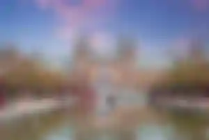 Rijksmuseum in Amsterdam bei einem Kurztrip mit Spiegelung im Wasser