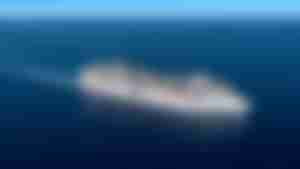 Kreuzfahrtschiff MSC Grandiosa fährt auf dem offenen Mittelmeer bei klarem Himmel