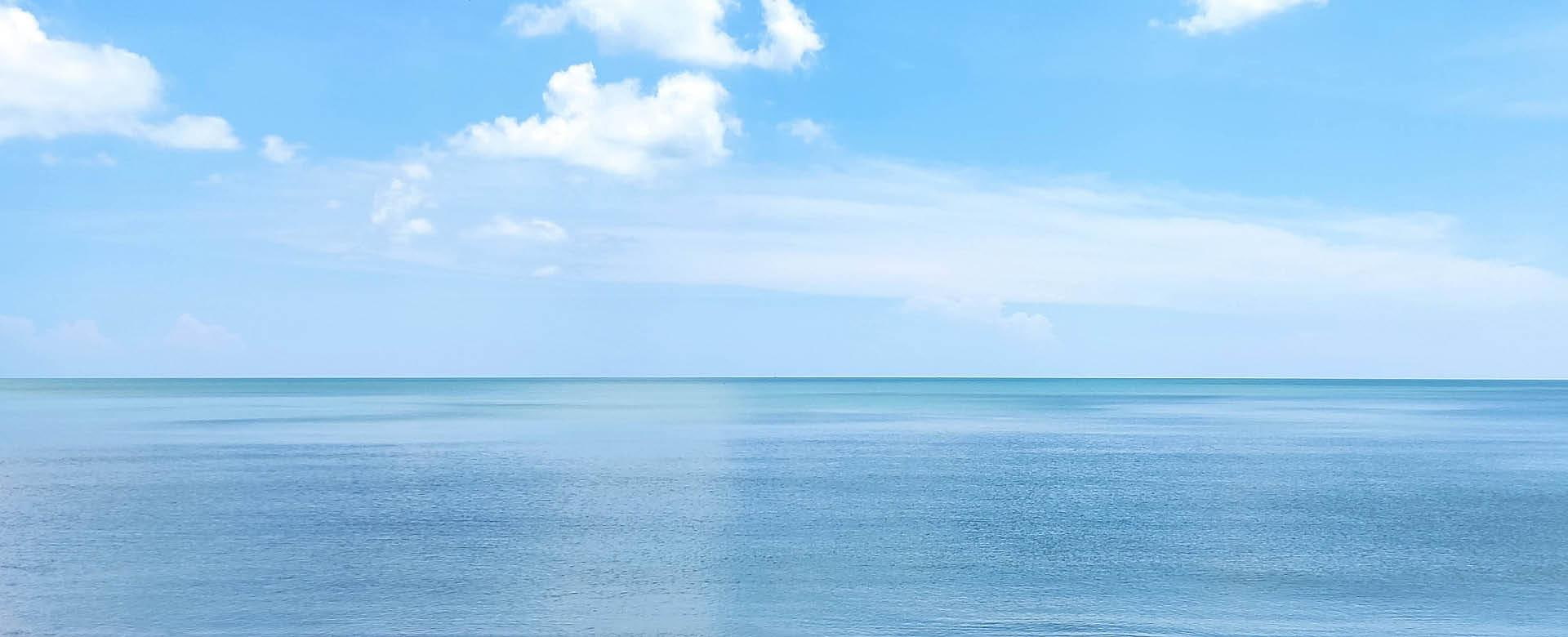 MS Europa Kreuzfahrt – Entspannung auf dem Mittelmeer Blick über das ruhige Mittelmeer mit blauem Himmel und einzelnen Wolken während einer MS Europa Kreuzfahrt