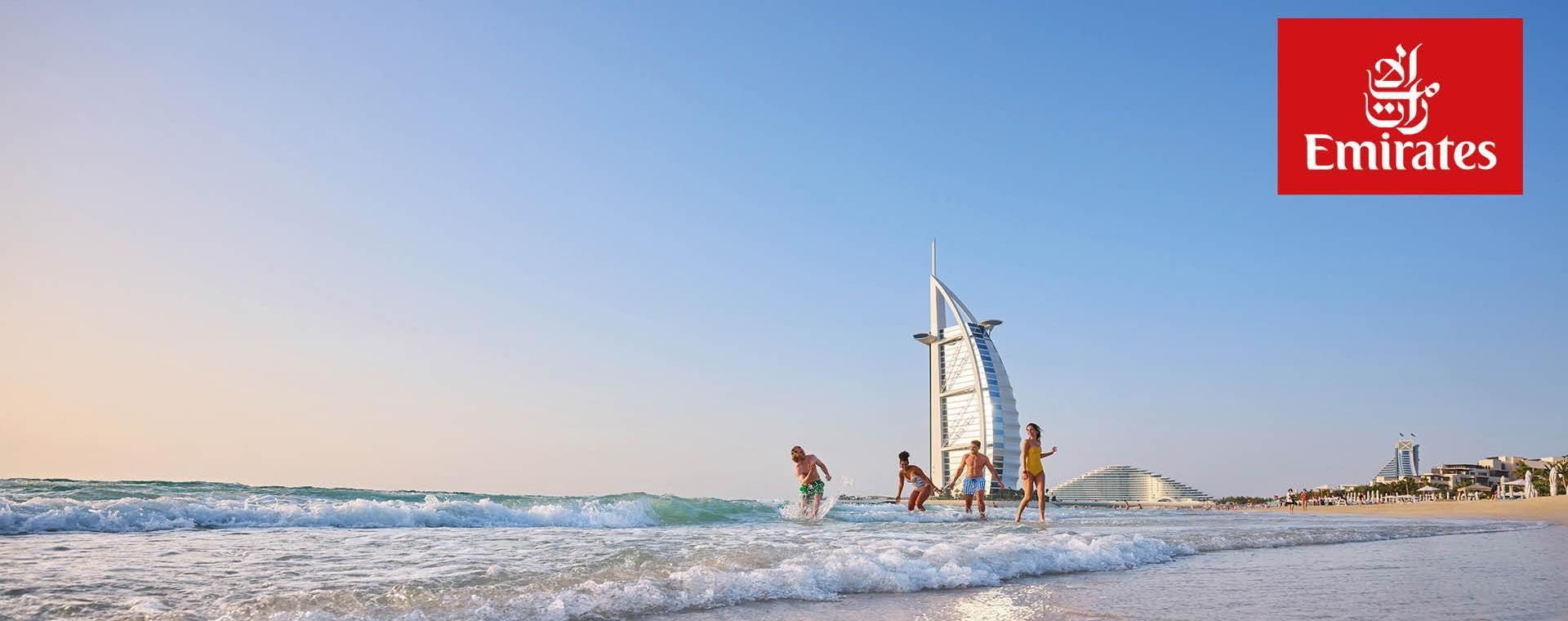 Strand und Meer in Dubai mit Blick auf Burj al Arab