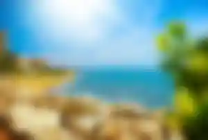 Sandstrand, Küstenlinie und mediterranes Ambiente an der Costa del Sol in Andalusien.