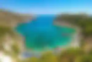 Anthony Quinn Bucht auf Rhodos mit türkisblauem Wasser, felsigen Hängen und kleiner Badebucht an der Küste