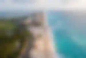 Luftaufnahme der Hotelzone von Cancún mit weißen Sandstränden