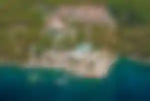 Resortanlage in Hanglage am Meer auf der Insel Brač mit Pool und Badebucht