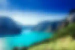 Panoramablick auf den Sognefjord in Norwegen mit türkisfarbenem Wasser, steilen Bergen und grüner Landschaft