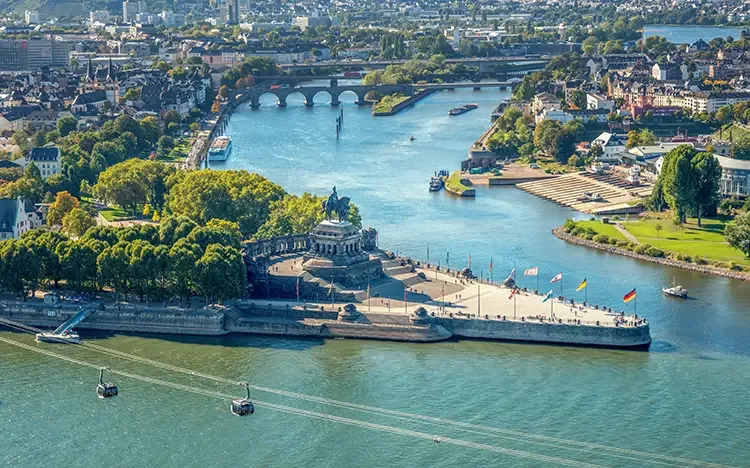 Luftaufnahme des Deutschen Ecks in Koblenz mit Seilbahn und Rhein-Mosel-Mündung