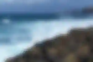 Starke Atlantikwellen treffen auf eine Felsenküste der Kanaren