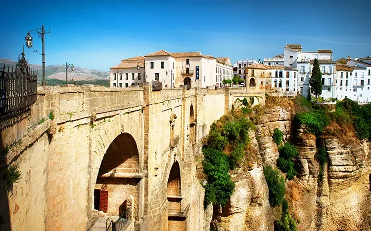 Historische Steinbrücke Puente Nuevo über der Schlucht von Ronda