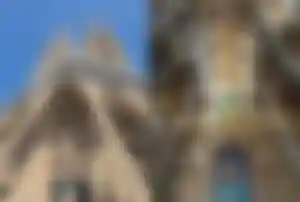 Sagrada Família in Barcelona mit beeindruckender Architektur von Antoni Gaudí Geteiltes Bild: links - Sagrada Familia von außen | rechts: Sagrada Familia von innen
