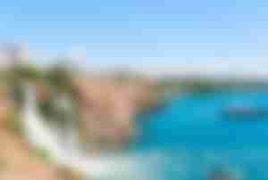 Antalya Küste mit Wasserfall und Mittelmeer ideal für Last Minute Türkei All Inclusive Urlaub