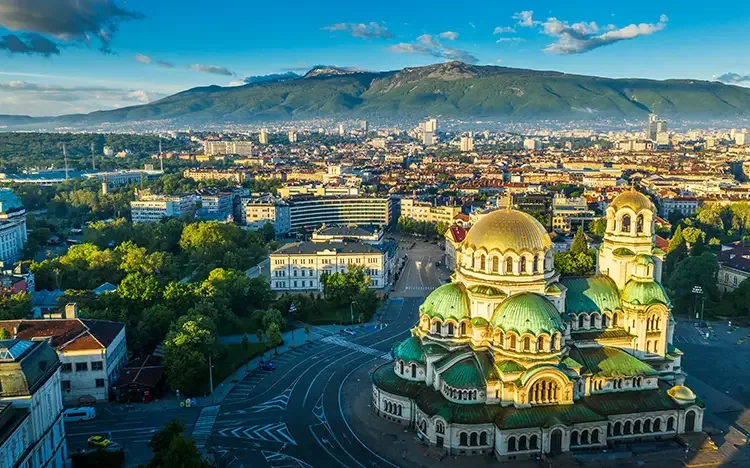 Luftaufnahme der Alexander‑Newski‑Kathedrale in Sofia mit Bergpanorama