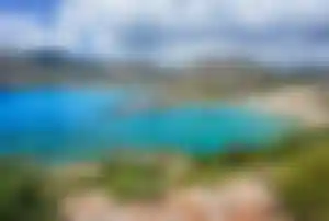 Bucht von Kolymbia auf Rhodos mit kristallklarem Wasser, Bergen und Küstenlandschaft